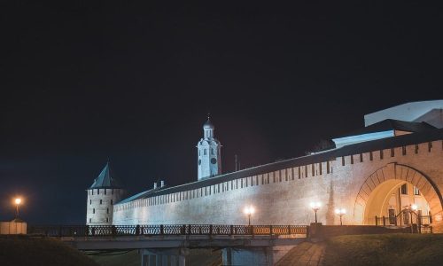 В Великом Новгороде открылась выставка «Кубистическая груша. Медитация и медиация»