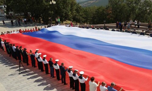 В Севастополе прошла патриотическая акция «Флаг Родины»