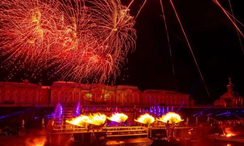 В Петергофе прошел осенний фестиваль фонтанов «Сказки Пушкина»