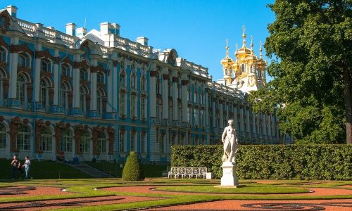 Скульптуры в Царском Селе готовят к зиме