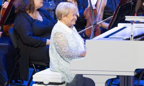 Посол Белоруссии в России вручил Пахмутовой орден Дружбы народов