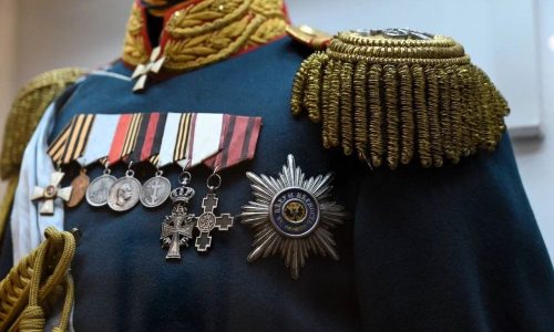 Расшитые золотом костюмы к фильмам представили на выставке в Торжке