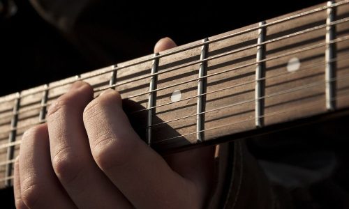 В Санкт-Петербурге выставили на продажу гитару с автографами участников The Doors